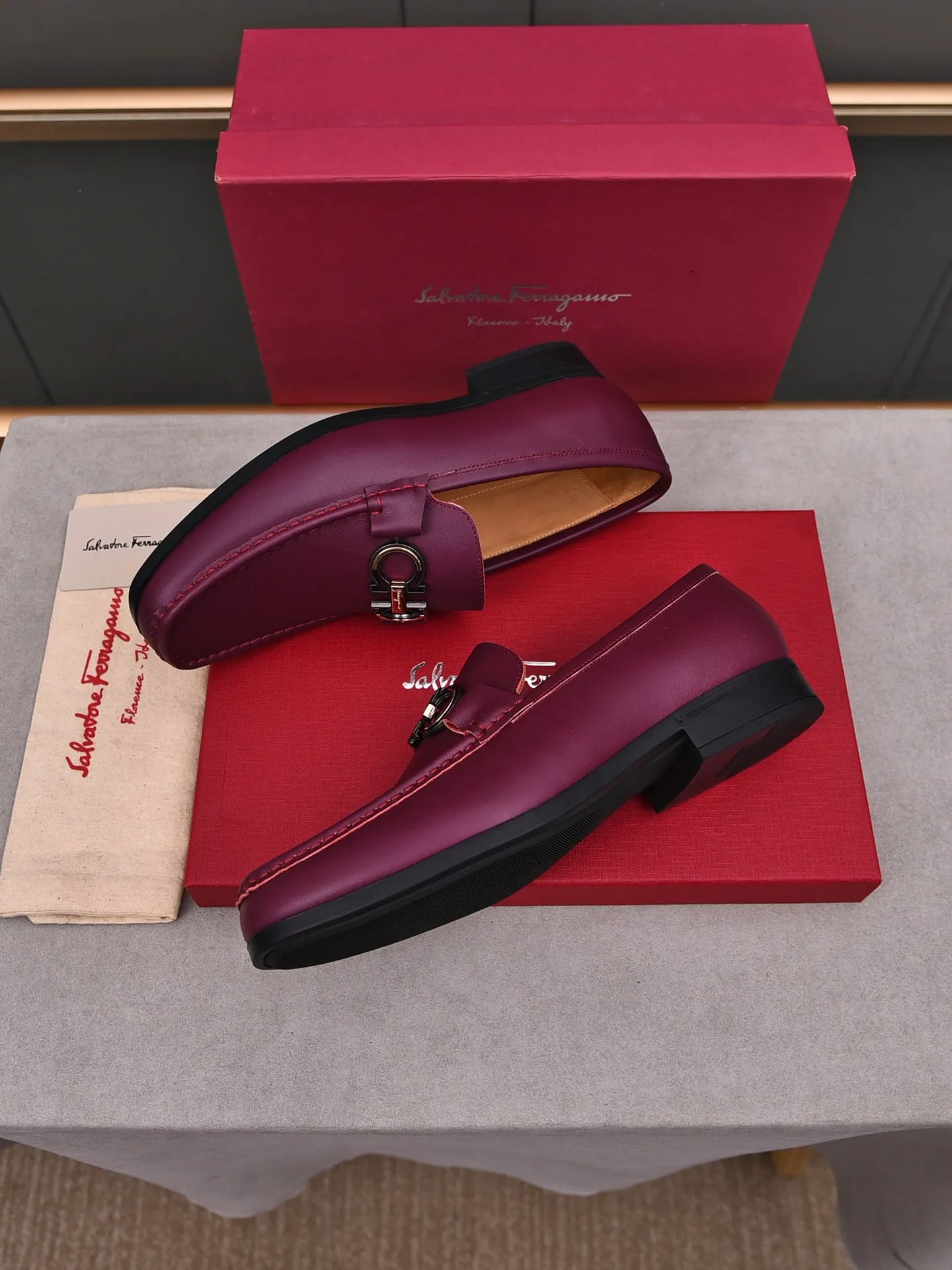 Factory: 250 [Original running volume quality] Brand: Ferragamo (Ferragamo) Size: Men's size 38/44 (45 can be customized) Grade: Same style as the official website High-end quality men's shoes Material: Original first-layer calfskin Water-dyed cowhide lining Original outsole Style category: Men's fashion formal business casual leather shoes Slip-on men's shoes high-top series Young fashion European and American trends British style Casual matching Comfortable feet